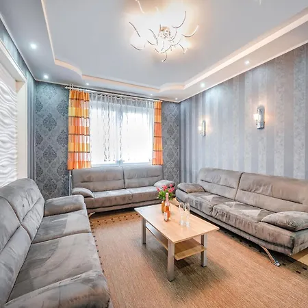 Spacious Near Center Villa *