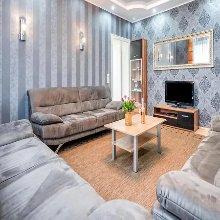 Spacious Near Center Villa