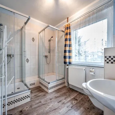 Spacious Near Center Vila *