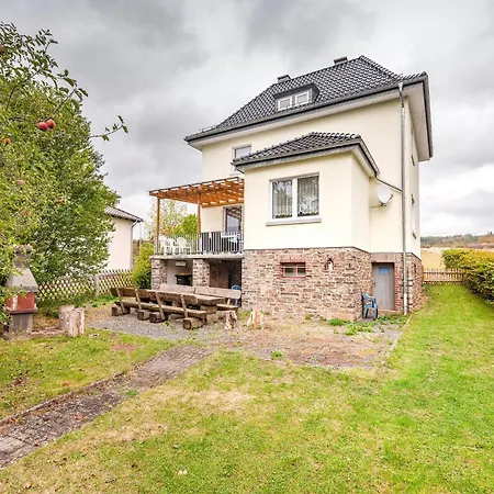 Spacious Near Center Villa *