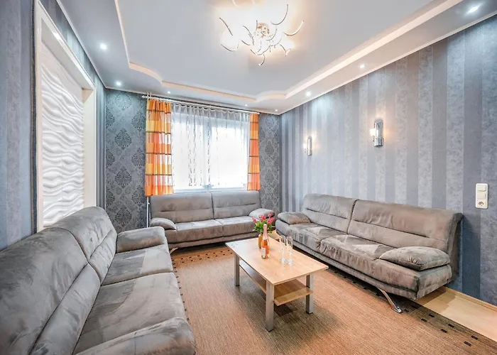 Spacious Near Center Villa *