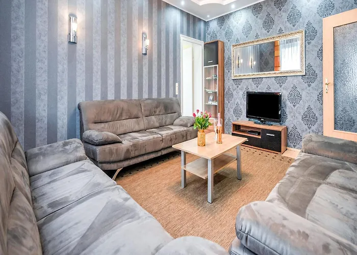 Spacious Near Center Villa