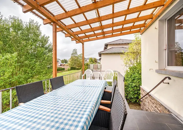 Spacious Near Center Villa *