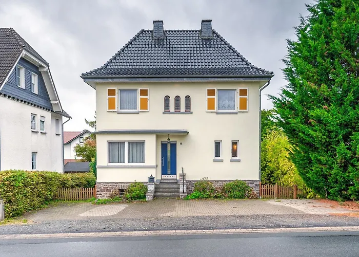 Spacious Near Center Villa