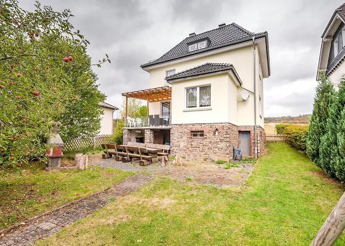 Spacious Near Center Villa *